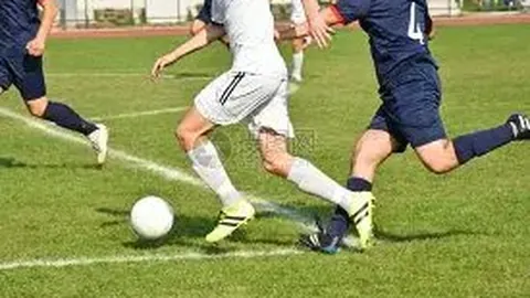 《球迷抗议声中，加里-奥尼尔悄然退赛，电讯报揭秘：狼队教坛争夺战告终？》